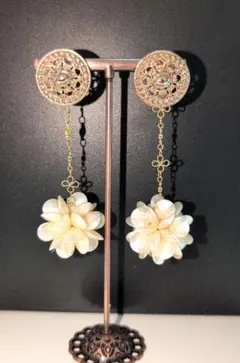 【新品】ハンドメイド　ボタンとパール調ビーズボールのロングピアス