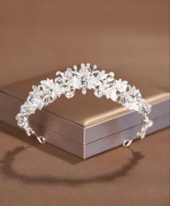 【美品】クリスタル花モチーフティアラ
