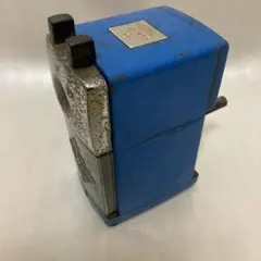 장식 패턴의 파란색 수동 연필깎이