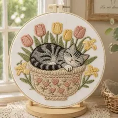 ハンドメイド 刺繍フレーム 猫 苺と猫 キジトラ - メルカリ