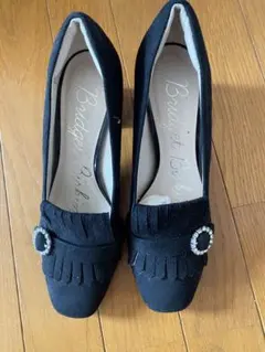 美品 Bridget Birkin フリンジと輝くワンポイントがかわいいパンプスのサムネイル