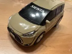 トヨタ　シエンタ　プルバックカー　ベージュのサムネイル