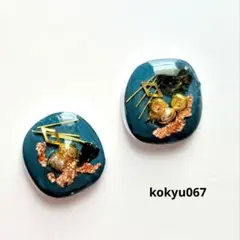 #067 ハンドメイドピアス　イヤリング　レジン　深緑　ゴールド　デザインプラ板