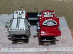 ブリキのおもちゃ スモーキング ロボット ピンズ ピンバッジ 2個 80