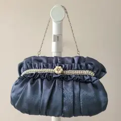 axes femme　ネイビー フリル サテン素材 クラッチバッグ