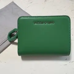 【即日発送】CHARLES & KEITH 二つ折り財布　グリーン　箱袋付きのサムネイル