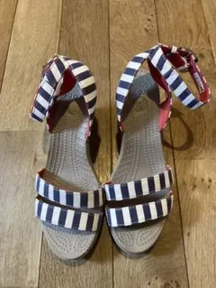 【CROCS】ストライプ柄ウェッジヒールサンダル
