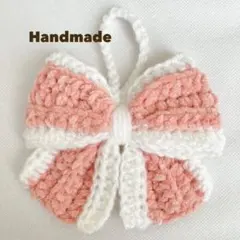 ハンドメイド　編み物　ラメ入りリボンバッグチャーム　コーラルピンク×ホワイト