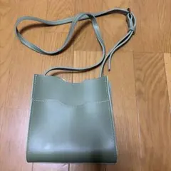 グリーン ショルダーバッグ レザー風