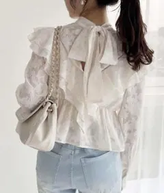 肌見せカッティングシアーフリルブラウスのサムネイル
