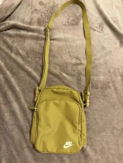 Nike カーキ ブラウン ショルダーバッグ