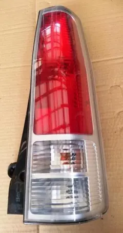 中古パーツ　スズキ　ワゴンＲ　MH21S 右テールライトのサムネイル