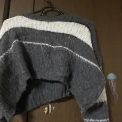 グレーとホワイトのストライプのニット
