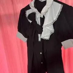 フリル襟とリボン付き黒白セットアップ