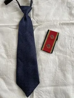 ネイビーのドット柄ネクタイとポケットチーフセット
