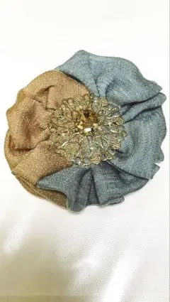 青と金色の花形ヘアクリップ