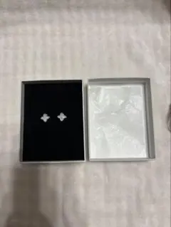 Swarovski スワロフスキー クローバー型スタッドピアス - メルカリ