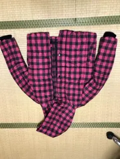 GUの赤と黒のチェック柄のダウンジャケット