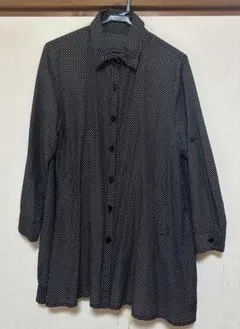 黒ドット柄長袖シャツ