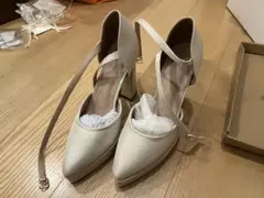 アイボリー ストラップ付きヒール