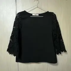 レース袖の黒いカジュアルトップス