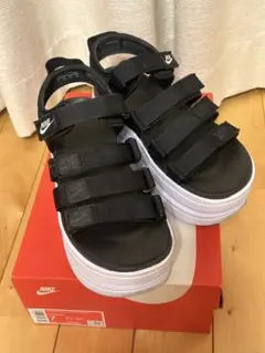 NIKE アイコンクラシック厚サンダル黒白 24cm US7のサムネイル