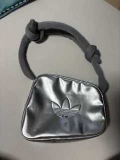 adidas シルバーショルダーバッグ