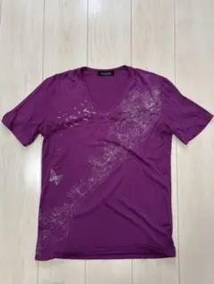 紫のVネックTシャツ 蝶と模様