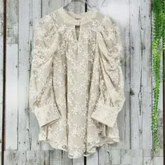 ☆マイストラーダ☆良品☆ブラウス ベージュ [38] 長袖 刺繍 総柄 ギャザーのサムネイル