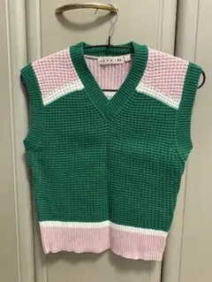 値下げしました　新品・未使用　UNIQLO Vネック ベスト　Sサイズ