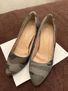 迷彩柄のパンプスのサムネイル