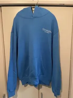 青色フード付きスウェットシャツ