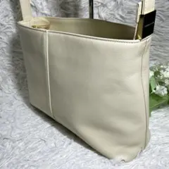 美品 BURBERRY ハンドバッグ レザー ノバチェック ロゴ型押し 肩掛け可