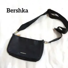 ベルシュカ　ショルダーバッグ　クロスボディ　フェイクレザー　黒　ロゴプレート