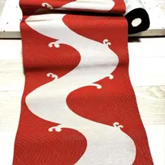 赤と白の波模様の帯　金の刺繍