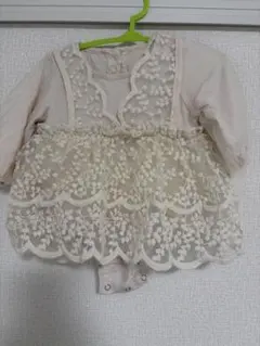 サイズ　60〜70 フラワーレース付きロンパース