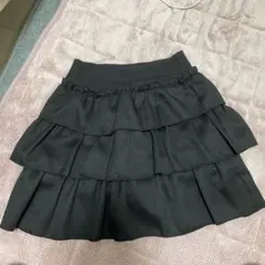 黒い3段フリルミニフレアスカート