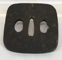 名工？： 鉄鍔・微かに象嵌・角型 刀装具