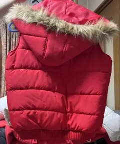 赤いファー付きダウンベスト