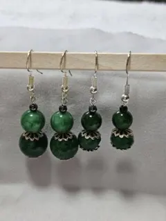 緑の天然石風ビーズとアクリルの ハンドメイドピアス