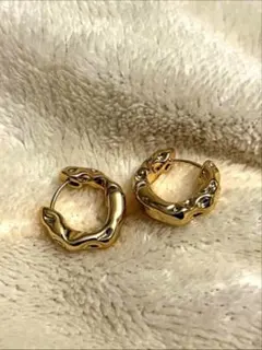 波状 チャンキー ゴールドピアス リング シンプル