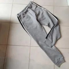 ムー様　美品　ユニクロ　ドライスウェットパンツ　ライン　グレー　150