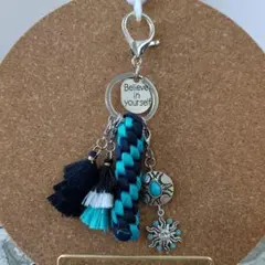 841ターコイズカラーチャームタッセルパラコードキーホルダー