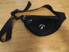 KANGOL SPRAY ブラック ボディバッグ