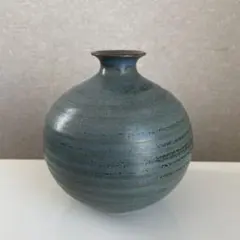 青緑色の陶器製丸型花瓶