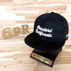 激レア【ニューエラ×スタンダードカリフォルニア】コラボ 筆記体ロゴ キャップ 黒