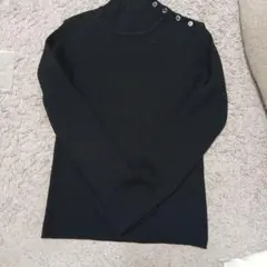 黒いリブ編み長袖ニット