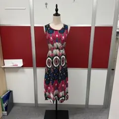 幾何学模様 ノースリーブワンピース 膝丈