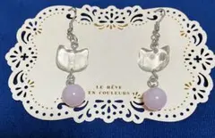 クリア猫とパステルピンクのレジン玉の揺れるシンプルなフックピアス