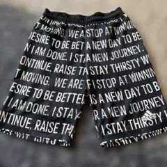 adidas テキストプリント ハーフパンツ ブラック